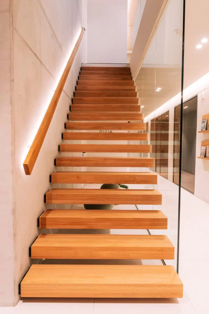 Schwebende Holztreppe